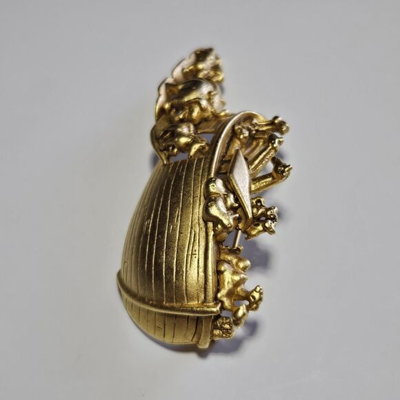 Vintage Matte Gold Tone Noah's Arc Pin Brooch with Animals Signed AJC - Picture 7 of 10